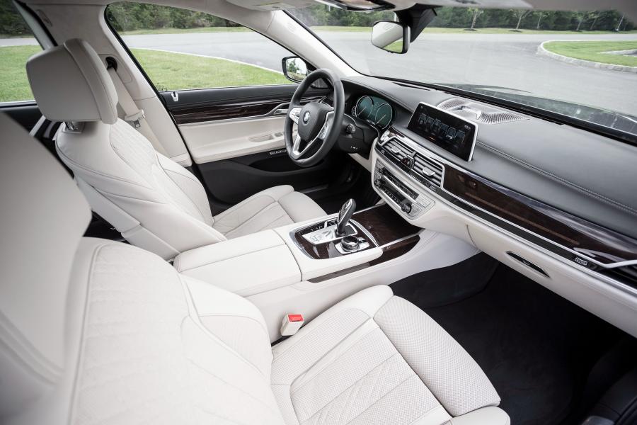  BMW 750i xDrive 2016 года  (US) (фото 10 из 12)